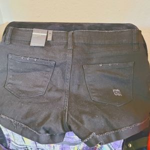 Mid-rise black boyfriend shorts